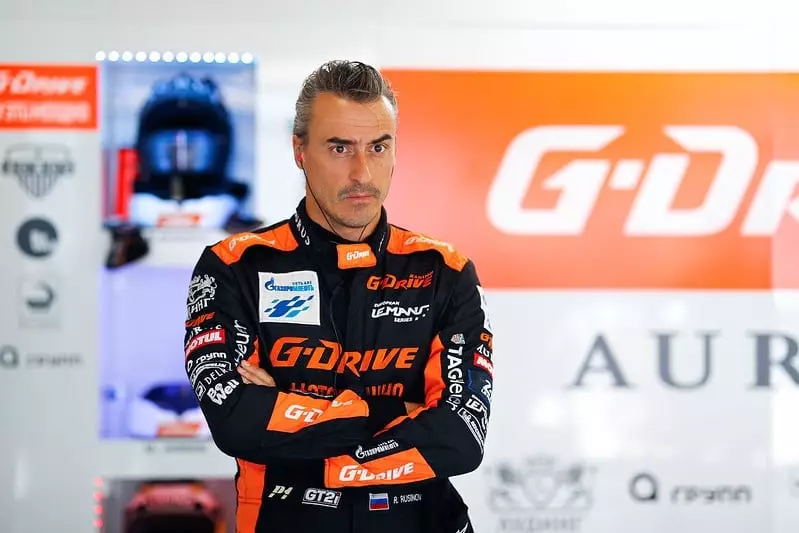 在俄羅斯團隊G-Drive Racing Roman Rusynov的照片賽車和經理