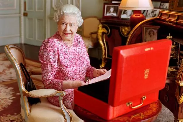 Elizabeth II berî ku hevpeyivîna Sussey Winfrey li televîzyonê performs bike