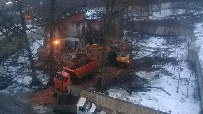 Yenileme Fonu, var olmayan bir Zelenograd evinin yıkılmasına para tahsis edilmiştir. Ve şirket zaten 2,5 milyon yıkımını ödedi 8031_1
