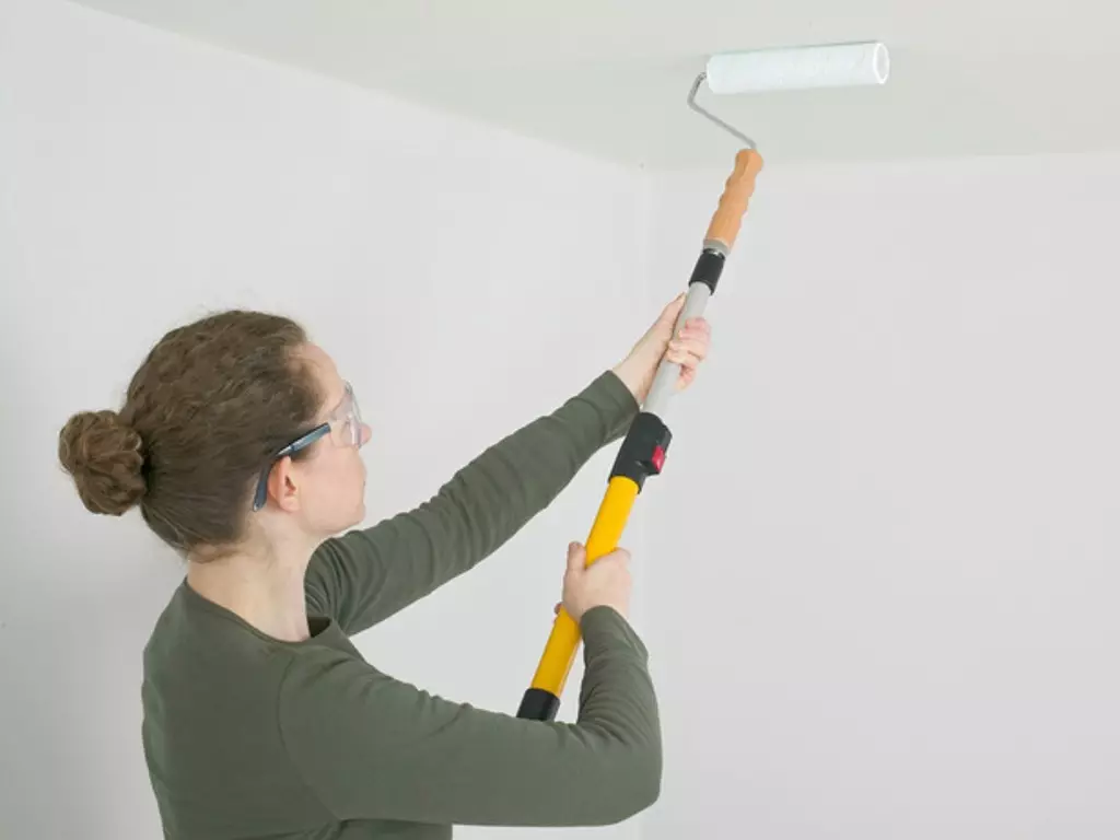 How to paint the ceiling without divorces: preparation, choice of material, work 8035_2