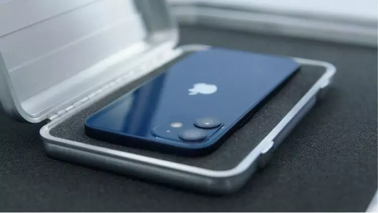Gall Apple leihau'r pris ar iPhone 12 Mini a'i rolio