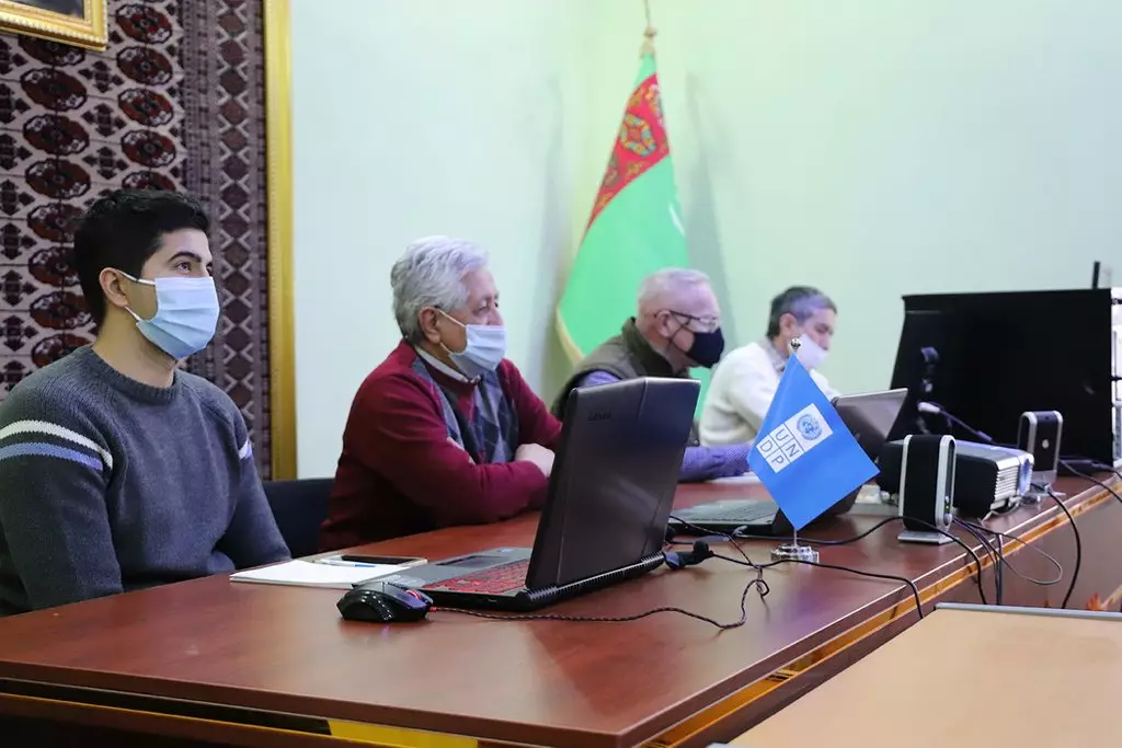 Turkmenistan-specialisten worden online training in engineering over gebouwen gehouden