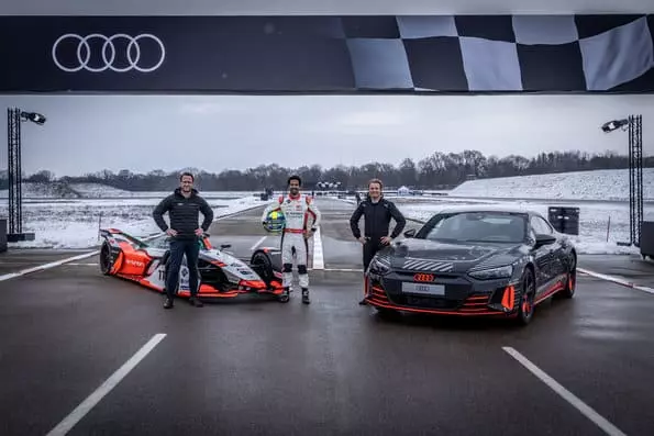 Audi presenteerde het topmodel van zijn elektrische voertuiglijn - E-Tron GT- en RS-versie 8394_5