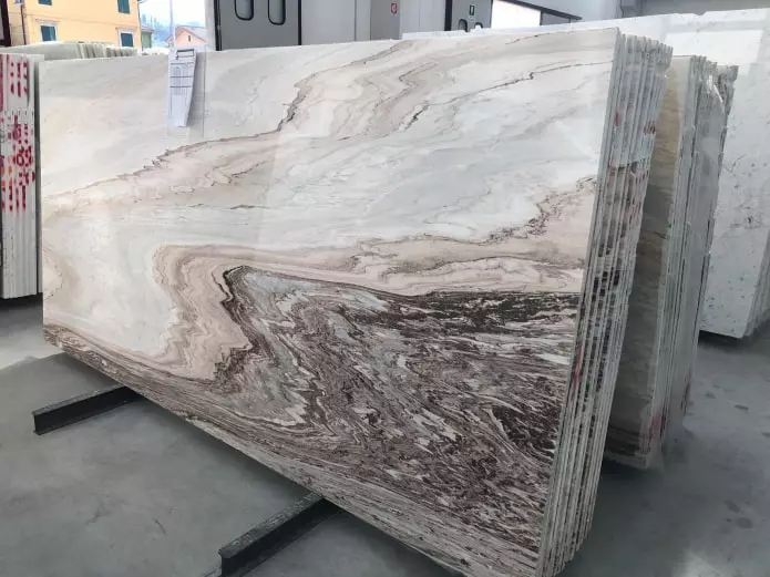 Kā marmors izskatās interjerā? - 7 svarīgi brīži, lai izveidotu greznu dizainu (56 fotogrāfijas) 8607_1