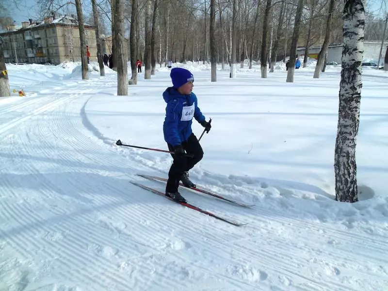 در رله اسکی به افتخار قهرمان روسیه، Passhins جوان نشان داد که اراده به پیروزی 8657_11