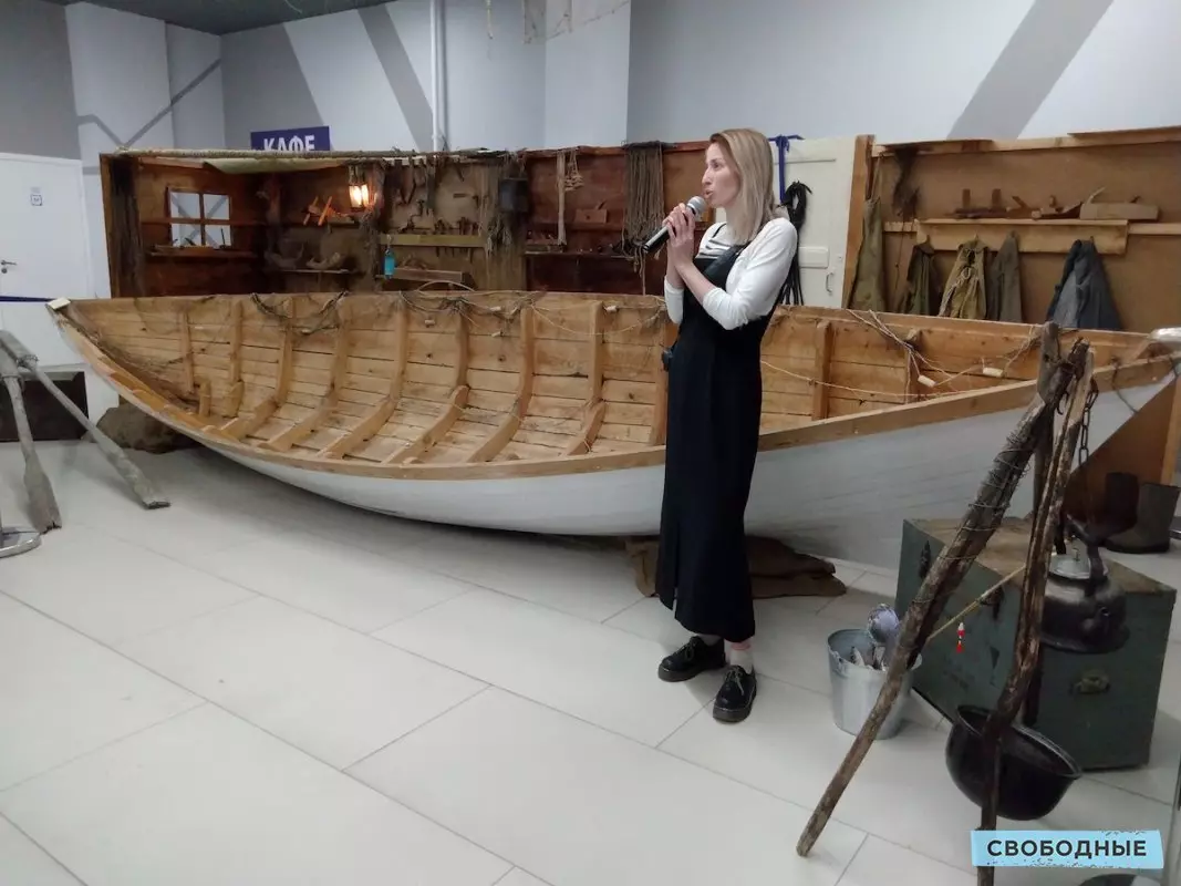 Saratovs word aangebied om die werkswinkel van die boot te besoek by die uitstalling 