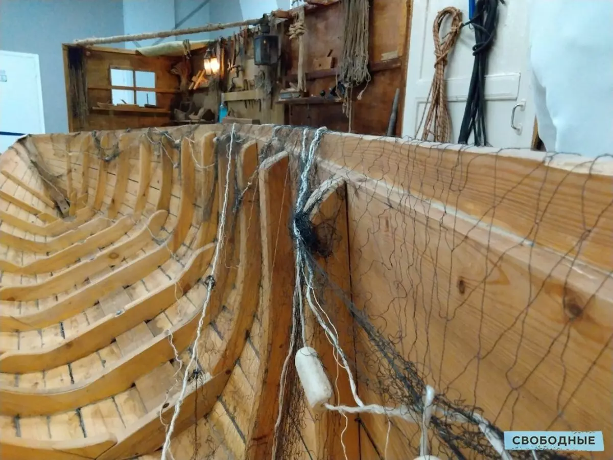 Saratovs word aangebied om die werkswinkel van die boot te besoek by die uitstalling 