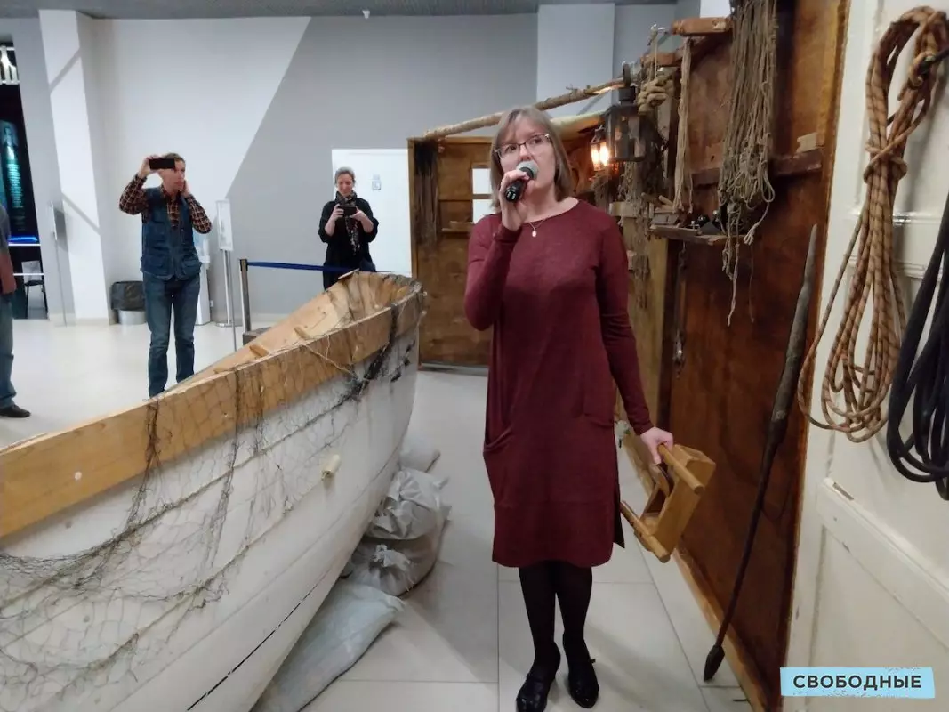 Saratovs worden aangeboden om de workshop van de boot op de tentoonstelling 