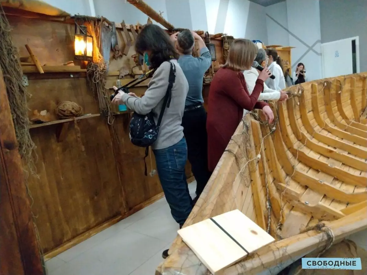 Οι Saratovs προσφέρονται να επισκεφθούν το εργαστήριο του σκάφους στην έκθεση 