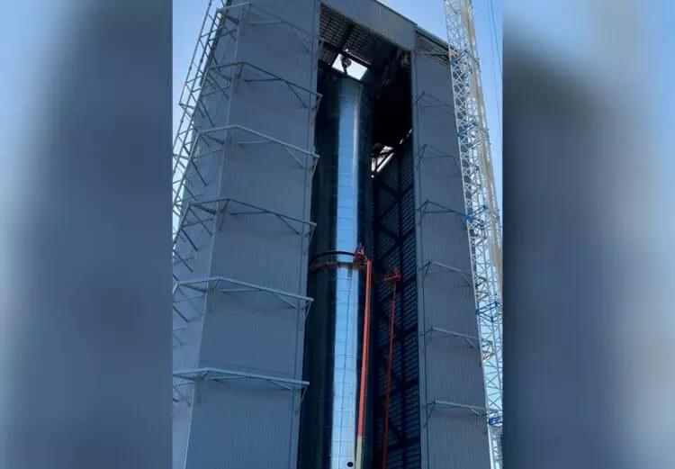 أظهر قناع Ilon أولا النموذج الأولي لصواريخ السوبر الثقيلة. متى يبدأ الاختبار؟