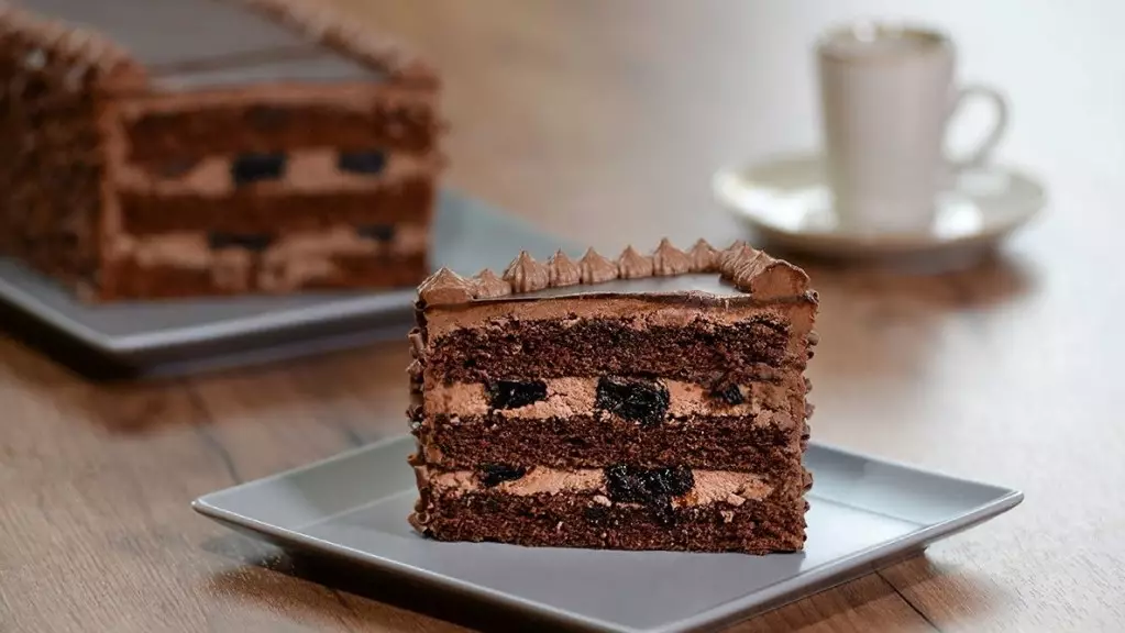 Шоколадний торт з чорносливом