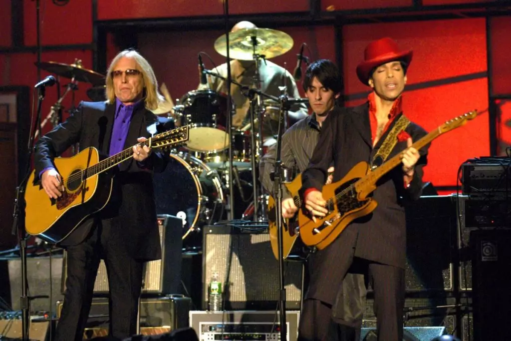 Chitarristi leggendari eseguiti mentre la mia chitarra piange delicatamente George Harrison
