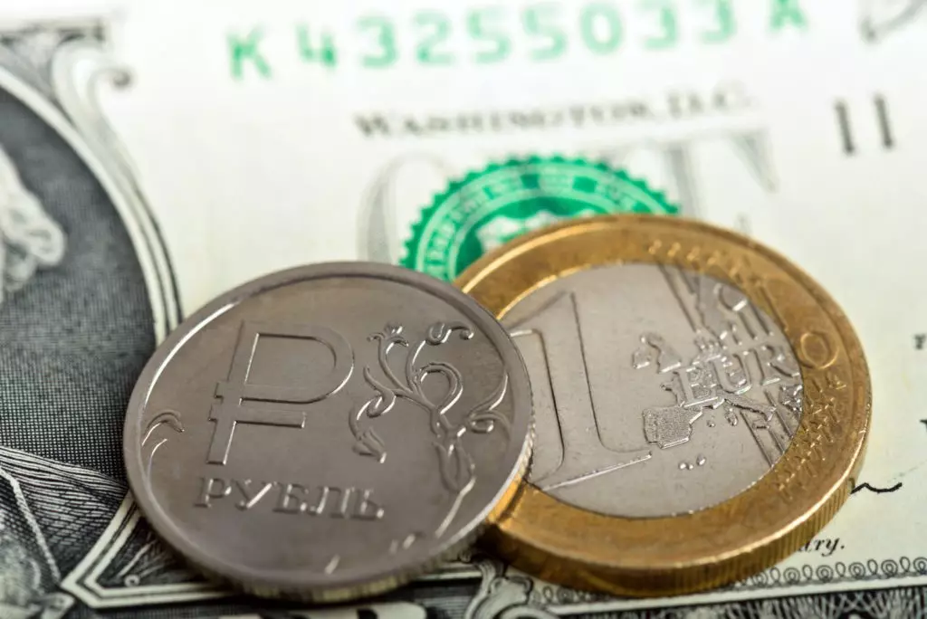 O fondo externo contribúe ao debilitamento da taxa de cambio do rublo 9405_1
