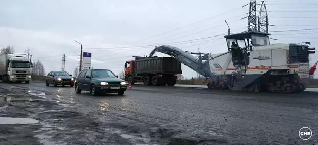 Összehasonlítás: GordormostStroy a Kirovo-Chepetsk útjának javítása érdekében 9558_1