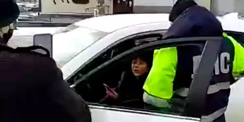 Trafikoan poliziak esan zuen, eta horretarako emakumea Mazda zurian gelditu zuten